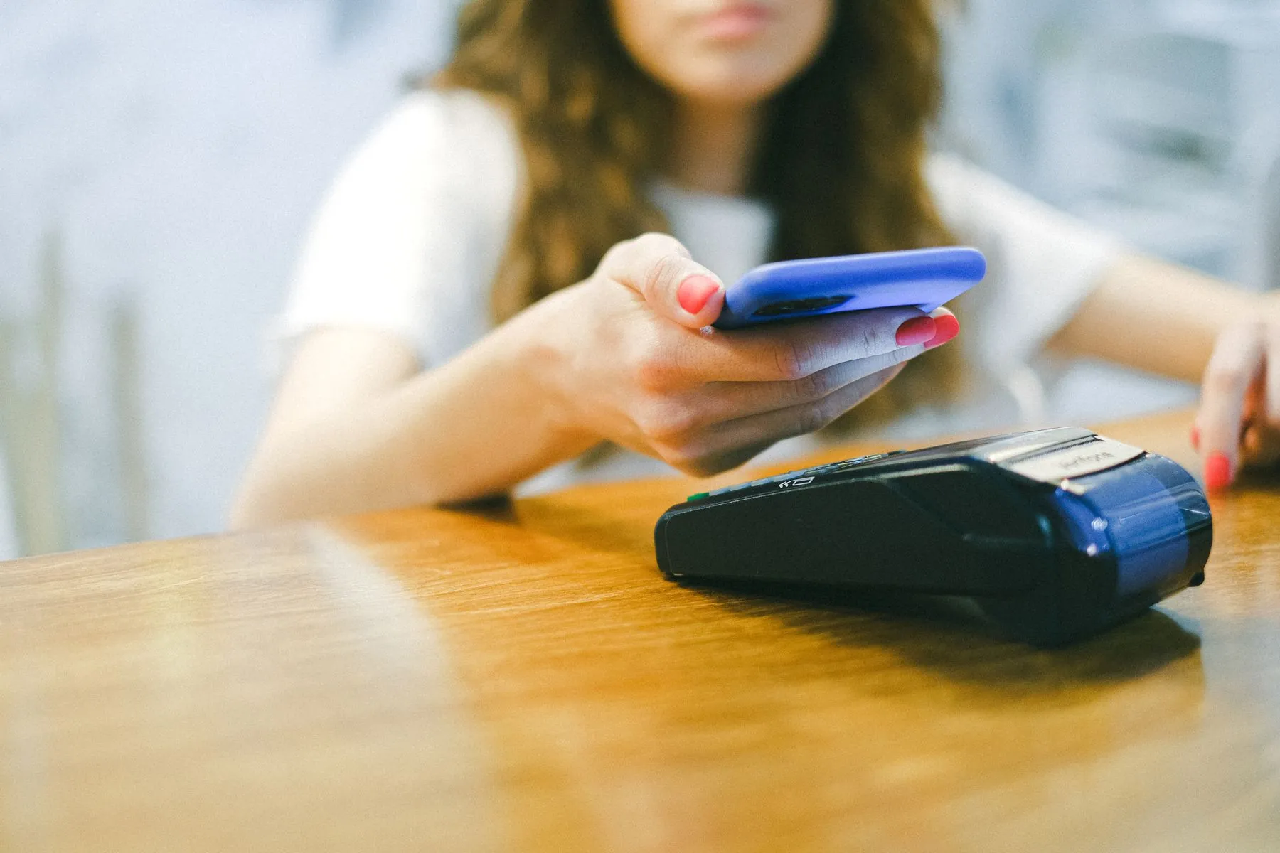 Pago con el celular en un terminal de tarjetas