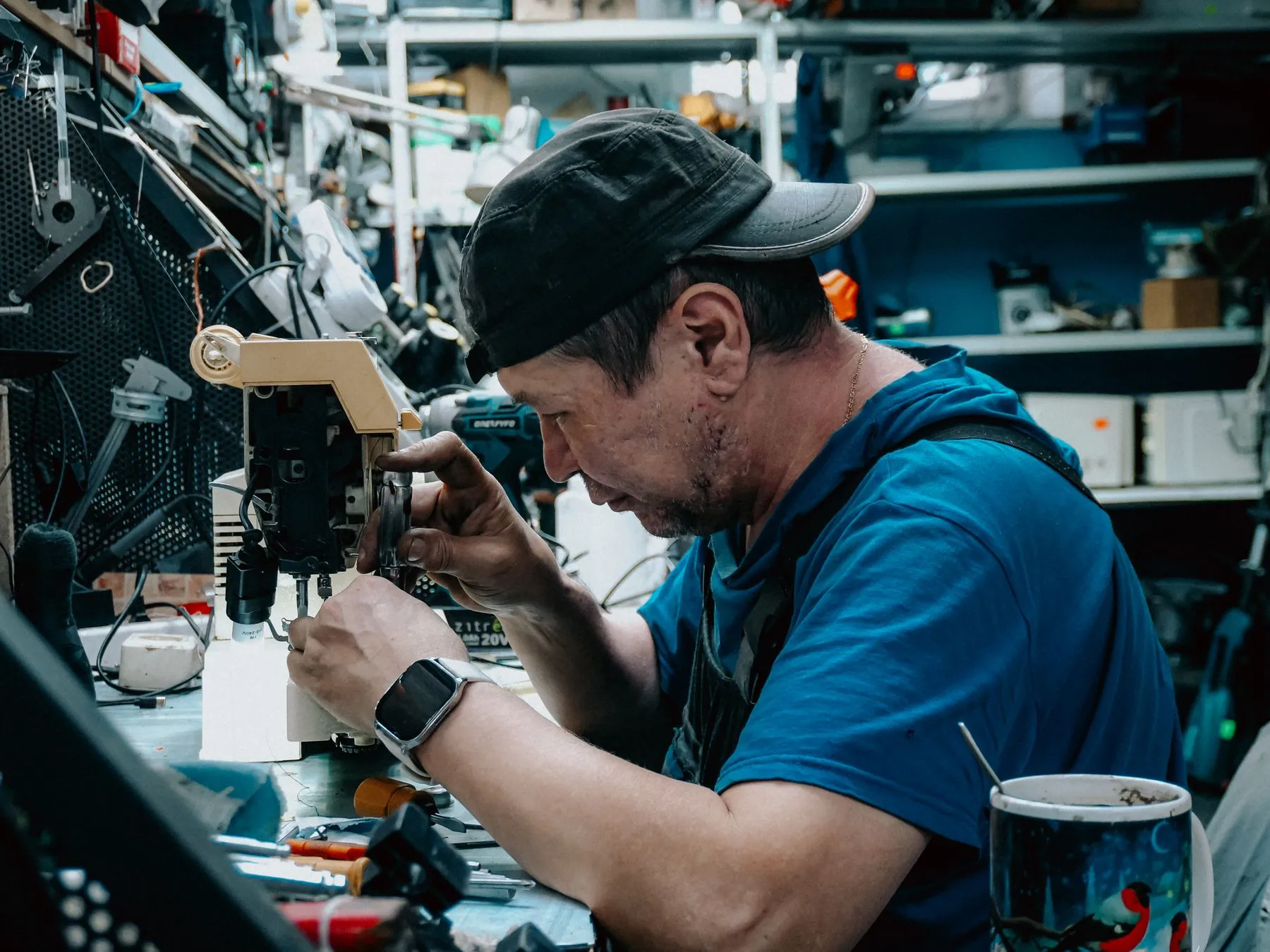 Técnico independiente trabajando en su taller